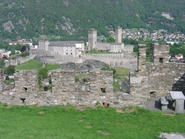 Bellinzona: pohled na hrad Castelgrande z hradu Montebello.