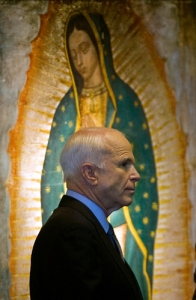 Hasy hispánských voličů by rád získal i John McCain.
