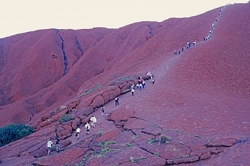 Za Krajinou přeludů se nach&aacute;z&iacute; hlavn&iacute; město op&aacute;lů, Coober Pedy.