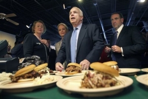 ... McCain si d&aacute; rad&scaron;i barbecue.