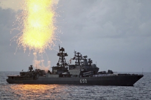 Ruský protiponorkový torpedoborec Admirál Chabaněnko na manévrech.