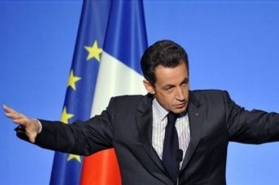 Sarkozy během projevu o médiích otevírá štědrou náruč.