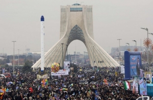 Maketa íránské rakety při oslavách třicátého výročí íránské revoluce.