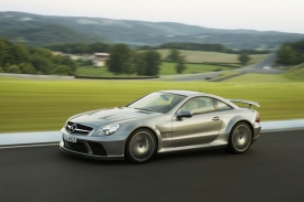 Zadní spoiler se při rychlosti 120 km/h vysune o dvanáct centimetrů. Ovládat ho lze také kdykoliv tlačítkem, třeba když vůz stojí.