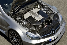 Každý motor vyrobený v dílnách firmy AMG ručně sestavuje jeden technik, který za něj také zodpovídá.
