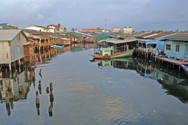 Koh Kong, dřevěné domečky na kůlech, obydlí místních rynářů.