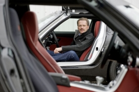 Dveře otevírající se vzhůru přinesly SL přezdívku Gullwing.