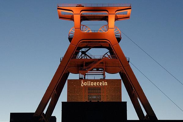 Vstupní věži do do bývalého dolu Zollverein se někdy přezdívá Eifelovka Porúří.