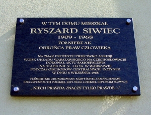 Pamětn&iacute; deska na domě, kde bydlel Ryszard Siwiec.