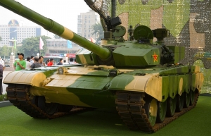 Nejmoderněj&scaron;&iacute; č&iacute;nsk&yacute; tank Typ 99. Je drah&yacute; a LOA jich m&aacute; m&aacute;lo.