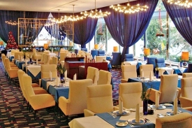 Interiér hotelové restaurace.