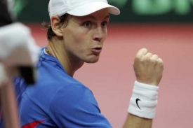 Tom&aacute;&scaron; Berdych ve v&iacute;tězn&eacute;m utk&aacute;n&iacute; s Gillesem Simonem.