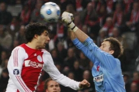 Gólman Slavie Jakub Diviš v utkání proti Ajaxu.