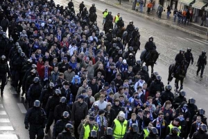 Policisté asistují pochodu fanoušků Ostravy na stadion v Edenu.