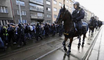 Pochod ostravských fanoušků Prahou hlídala i jízdní policie.