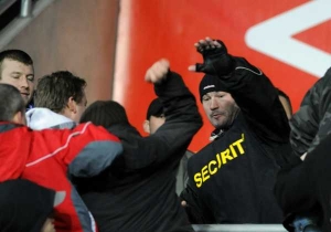 Pořadatelé zasahují poté, co fanoušci Baníku zapálili vlaku Slavie.