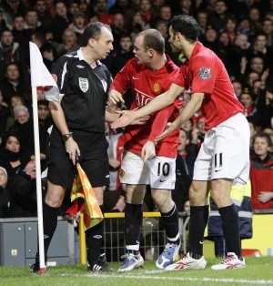 Hr&aacute;či Manchesteru Rooney a Gigs předvědčuj&iacute; sud&iacute;ho, že g&oacute;l m&aacute; platit.