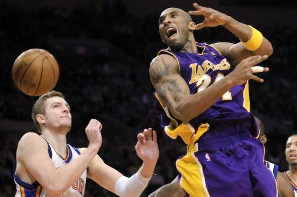 Kobe Bryant (v modrém dresu), hvězda basketbalistů Los Angeles Lakers. Kobe Bryant (v modrém dresu), hvězda basketbalistů Los Angeles Lakers.