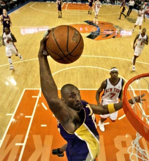 Kobe Bryant stř&iacute;l&iacute; jeden ze sv&yacute;ch bodů v utk&aacute;n&iacute; s Ney Yorkem.