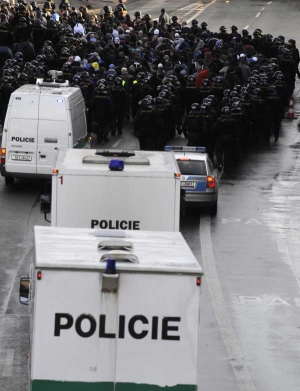 Několik stovek policistů, vrtuln&iacute;k a speci&aacute;ln&iacute; poř&aacute;dkov&aacute; jednotka budo