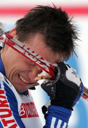 Smutn&yacute; hrdina Rus Legkov: spadl těsně před c&iacute;lem a při&scaron;el o medaili.