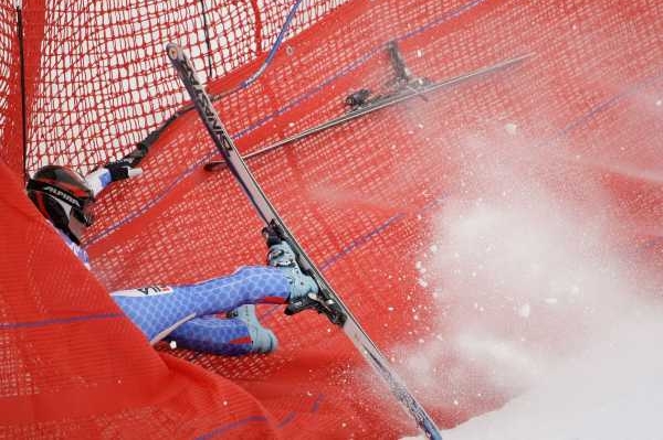 Italská sjezdařka Nadia Fanchiniová padá do ochranné sítě.