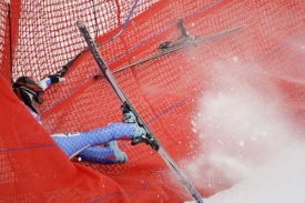 Italská sjezdařka Nadia Fanchiniová padá do ochranné sítě.