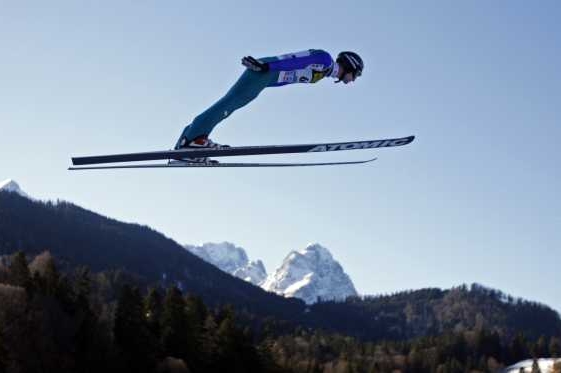 Skokan letí nad můstkem v Garmisch-Partenkirchenu.