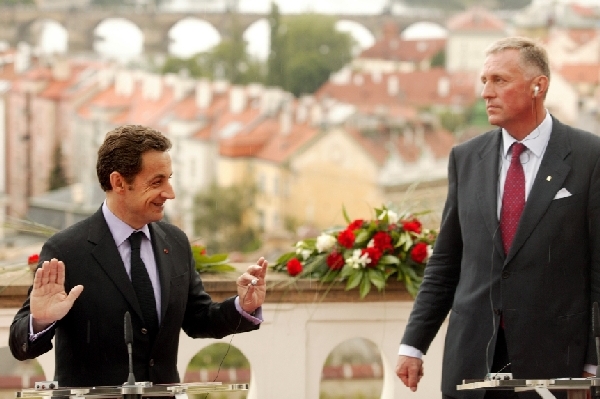 Topolánkovi leží Sarkozyho slova v žaludku.