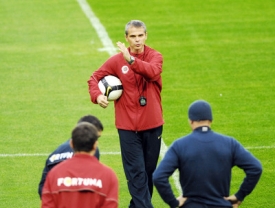 Vítězslav Lavička a stoper Řepka (v modrém). Prý to mezi nimi neklape.