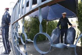 Místo činu. Policisté vynášejí z podzemí další a další důkazy.
