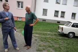 Lidé z bytového družstva si stěžují na nepořádek na dvoře