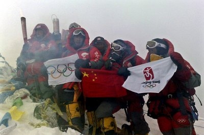 Horolezci na vrcholu Everestu. Horolezci na vrcholu Everestu.