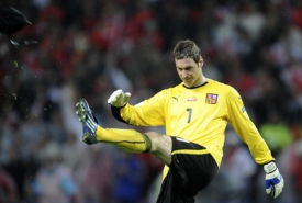 Frustrovan&yacute; g&oacute;lman Petr Čech vzteky nakop&aacute;v&aacute; svou přilbu.