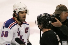 Jarom&iacute;r J&aacute;gr gratuluje přemožitelům Rangers, hr&aacute;čům Pittsburghu.
