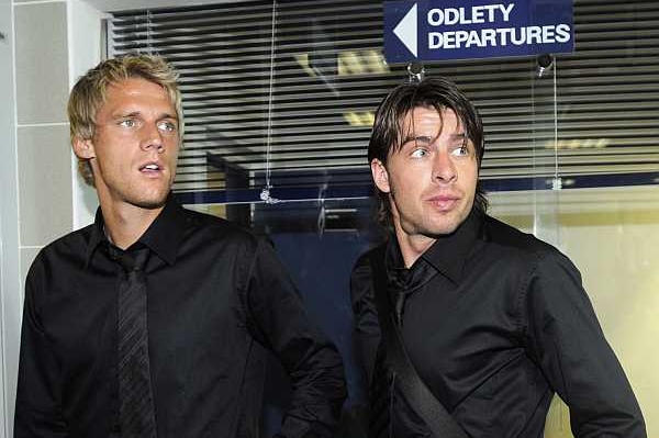 Fotbalisté Radoslav Kováč (vlevo) a Zdeněk Grygera na letišti v Praze. Fotbalisté Radoslav Kováč (vlevo) a Zdeněk Grygera na letišti v Praze.
