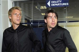Fotbalist&eacute; Radoslav Kov&aacute;č (vlevo) a Zdeněk Grygera na leti&scaron;ti v Praze.