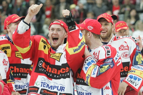 Radost hokejistů Slavie. Radost hokejistů Slavie.