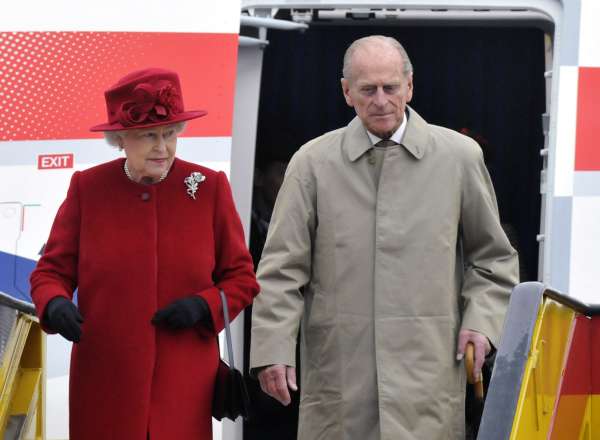 Královna Alžběta II a princi Philip přistáli v Bratislavě.