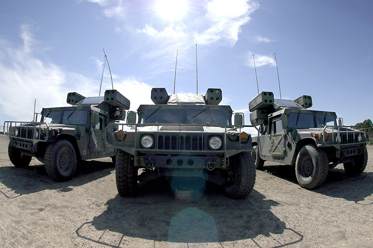 Laserový Avanger je montován na Humvee s kontejnery Stinger.