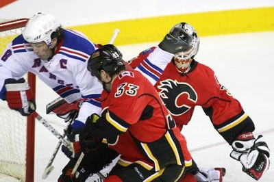 Jaromír Jágr v duelu proti Calgary.