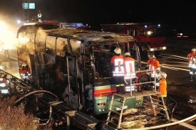 Ohořelý autobus na dálnici A2.