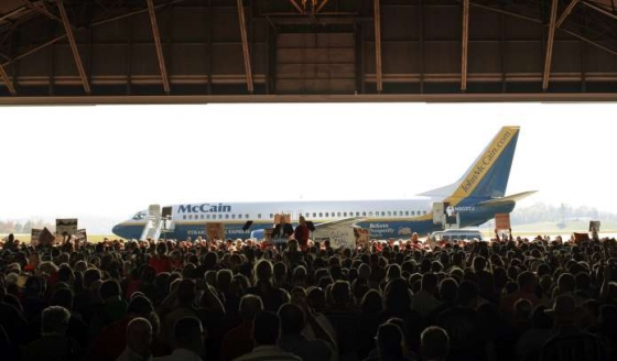 Přiletěl, promluvil, odlětěl. McCain na volební šňůže v Tennesie. Přiletěl, promluvil, odlětěl. McCain na volební šňůže v Tennesie.