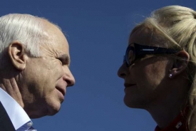 McCain a jeho žena Cindy. Je&scaron;tě st&aacute;le m&aacute; &scaron;anci.