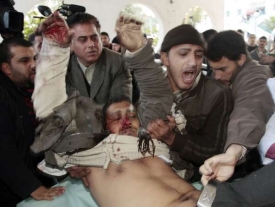 Palestinec zasažený při izraelském bombardování na Nový rok.