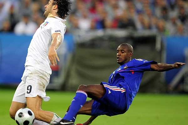 Abidal fauluje Tonniho, za což byl vyloučen. Penaltu proměnil Pirlo.