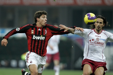 Útočník AC Alberto Paloschi (vlevo) a Nico Pulzetti z Livorna.