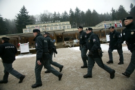 V l&aacute;zeňsk&eacute;m městečku je zasněženo a modro. Přijeli totiž policisti.