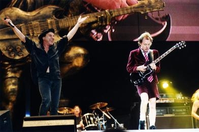 AC/DC jsou od roku 2003 v rokenrolové síni slávy. AC/DC jsou od roku 2003 v rokenrolové síni slávy.