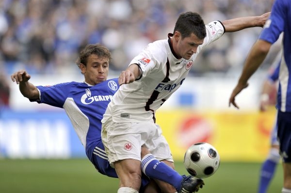 Fotbalista Martin Fenin v popředí.